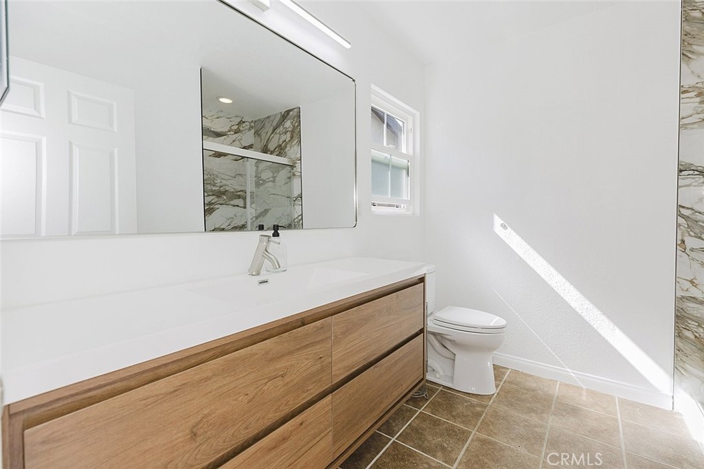 13842 Hamlin Street Property Photo 15