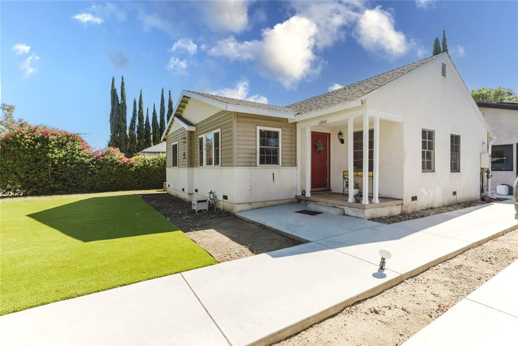 13842 Hamlin Street Property Photo 23