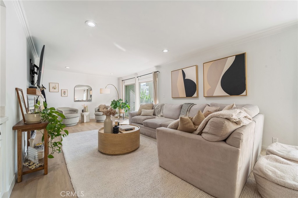 5440 Lindley 201 Property Photo 4