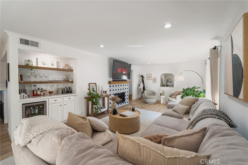 5440 Lindley 201 Property Photo 6