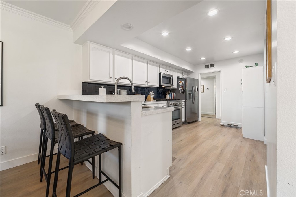 5440 Lindley 201 Property Photo 13