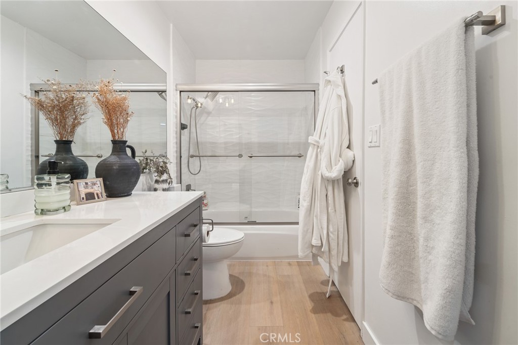 5440 Lindley 201 Property Photo 18