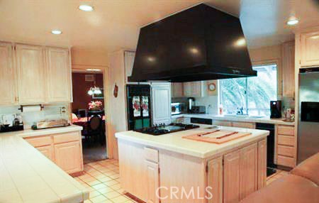 17033 Rayen Property Photo 4