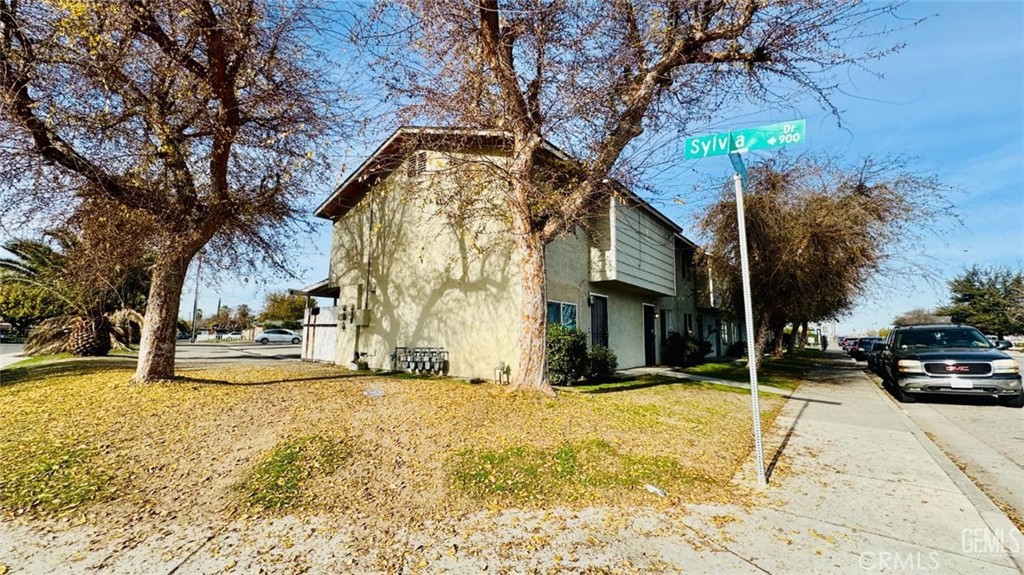 2909 S Chester Property Photo 12