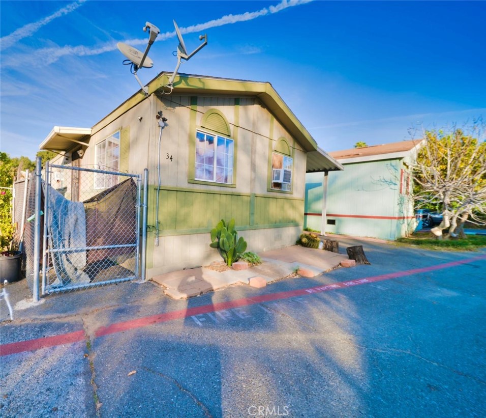 23450 Newhall Spc 34 Property Photo 10