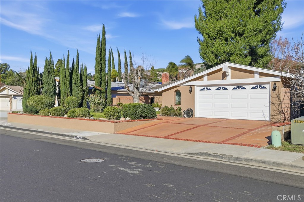 18927 Claycrest Property Photo 1