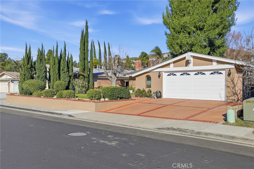18927 Claycrest Property Photo 1