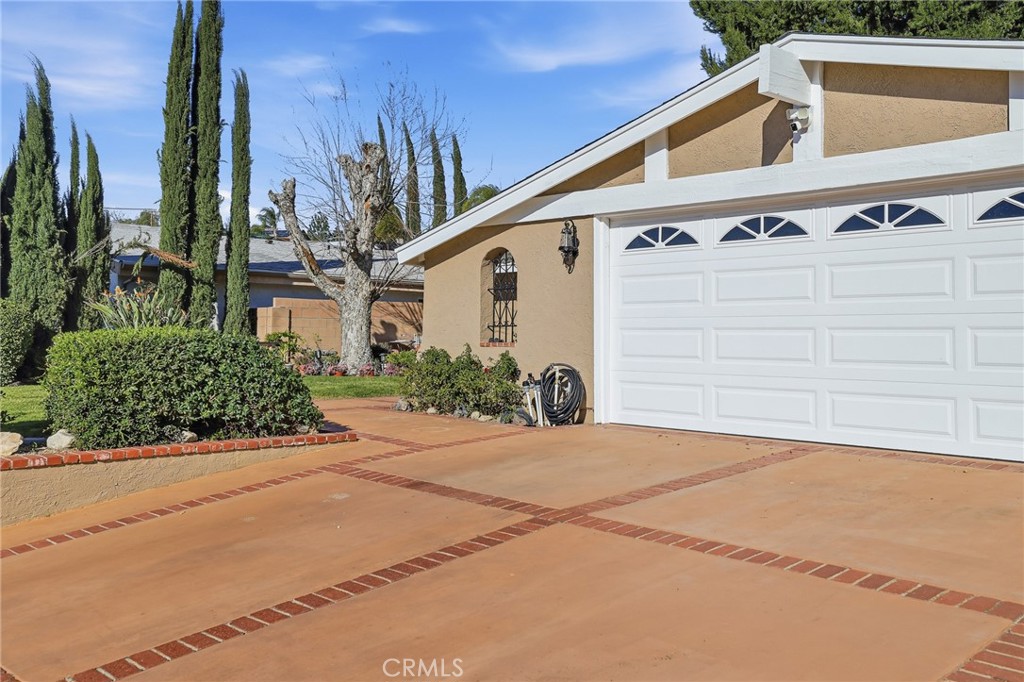 18927 Claycrest Property Photo 3