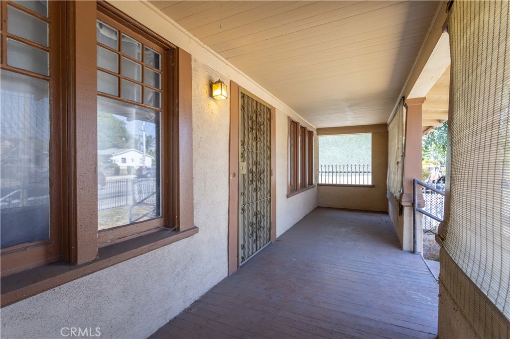 206 S Soto Property Photo 4