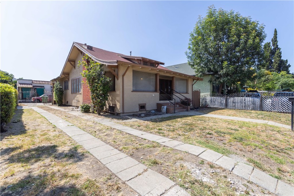 206 S Soto Property Photo 4