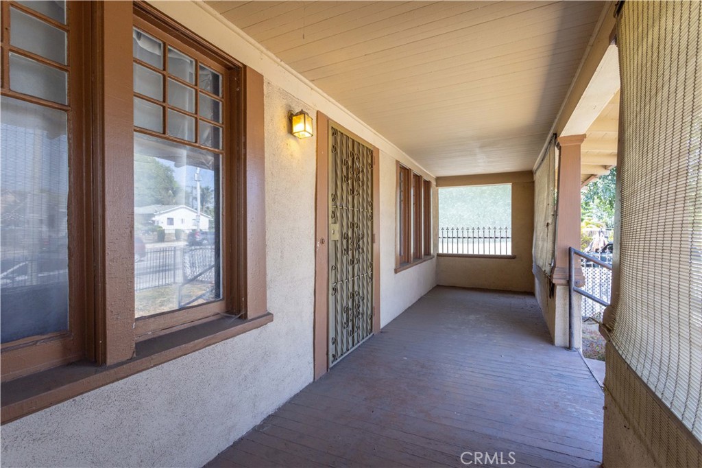 206 S Soto Property Photo 4