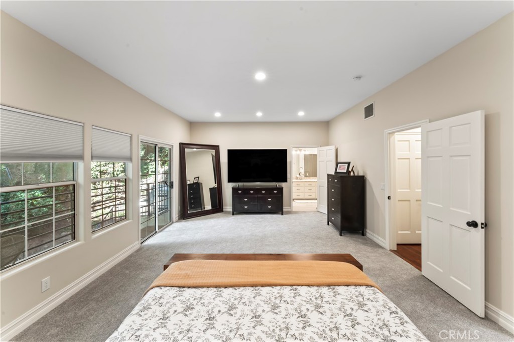 2355 N Beverly Glen Boulevard Property Photo 15