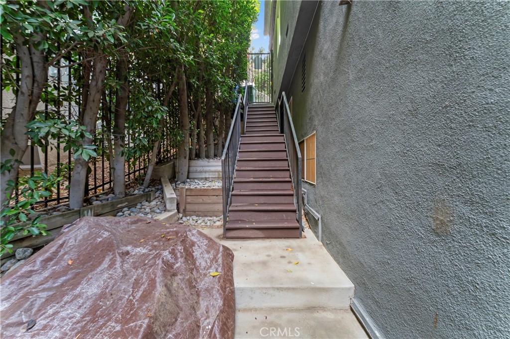 2355 N Beverly Glen Boulevard Property Photo 43