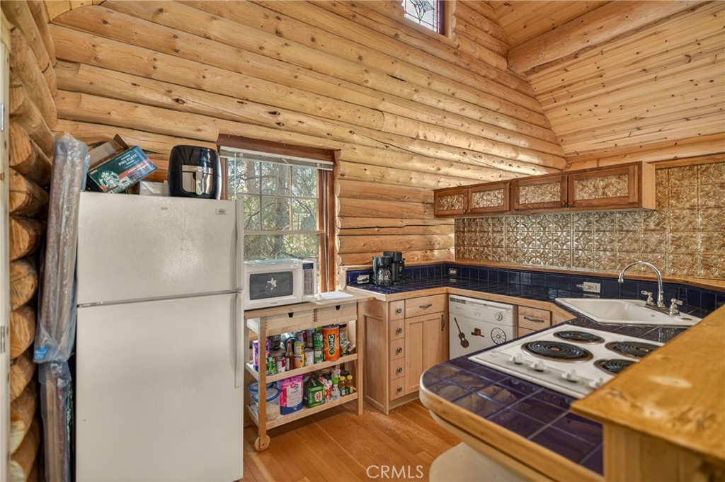 15916 Zurich Way Property Photo 11