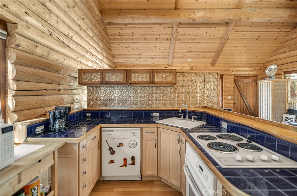 15916 Zurich Way Property Photo 12