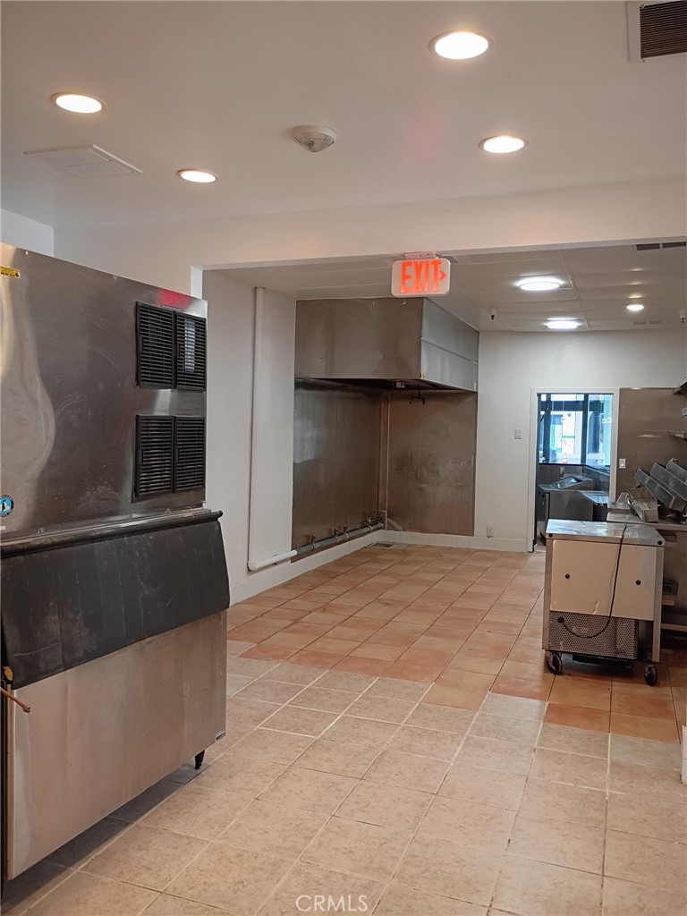 8620 Wilshire Property Photo 3