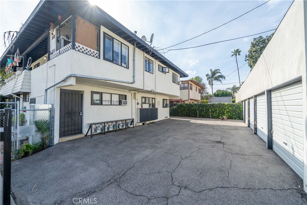 11001 Hortense Street Property Photo 6