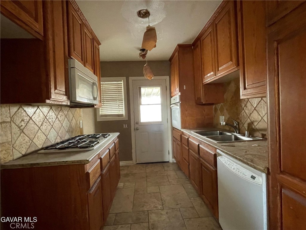 309 E Avenue J13 Property Photo 3