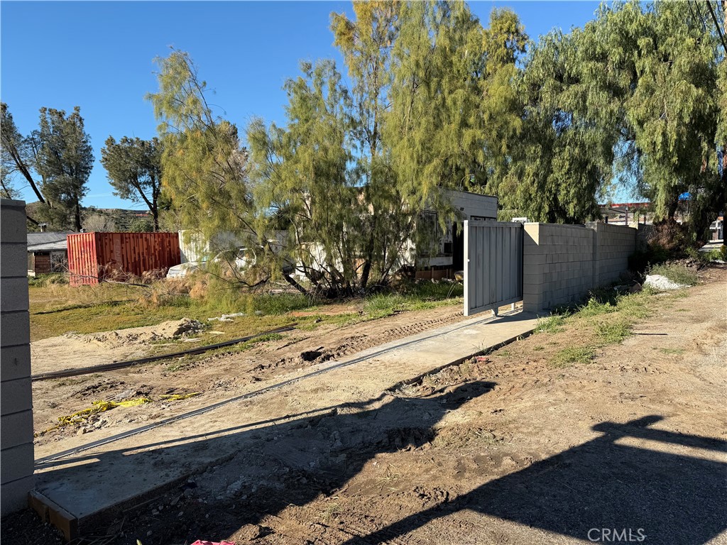 16505 Sierra Highway Property Photo 4