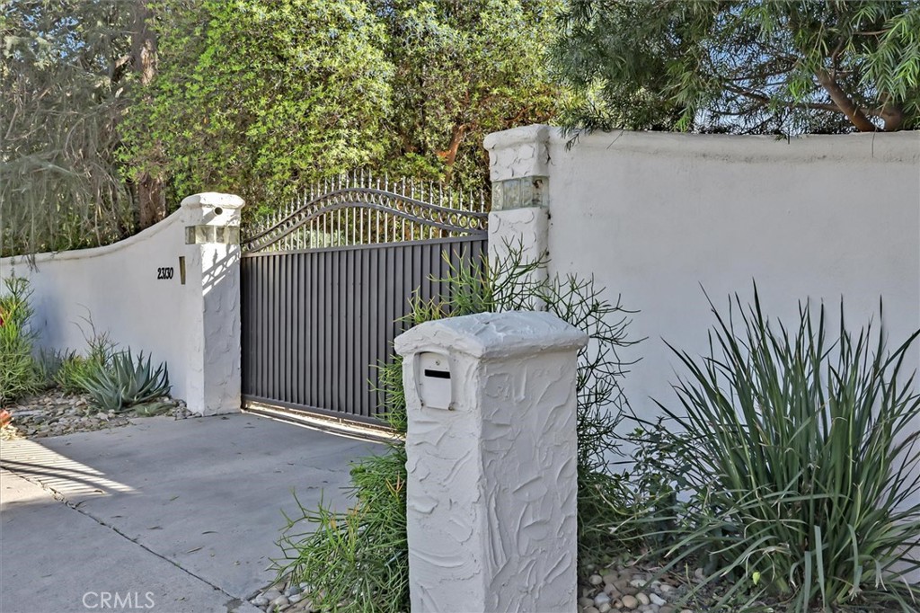 23130 Oxnard Street Property Photo 2