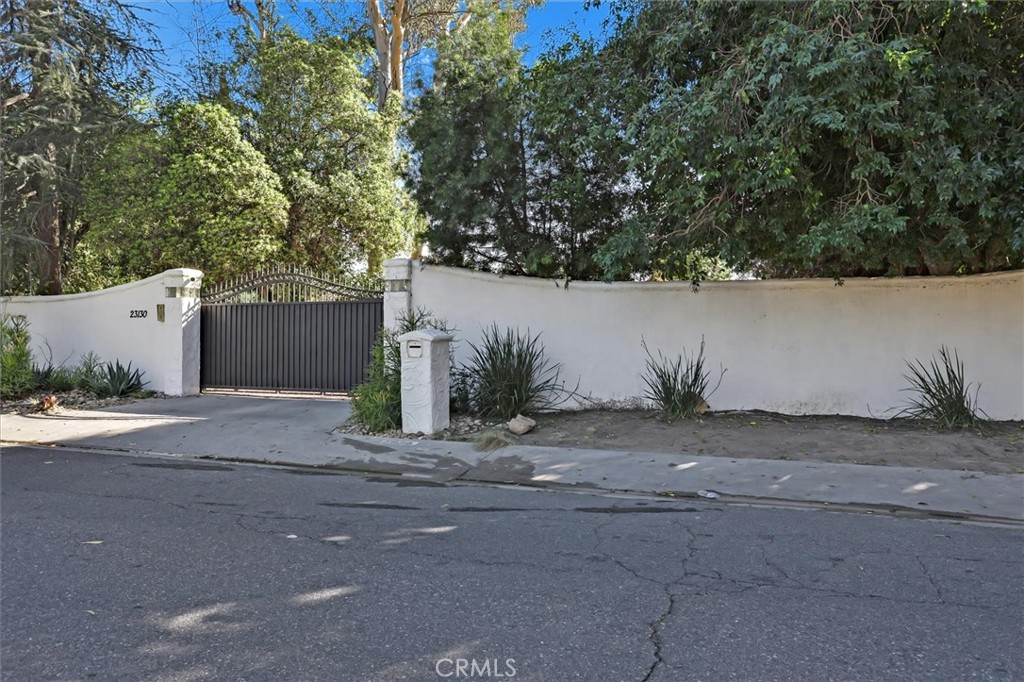 23130 Oxnard Street Property Photo 3
