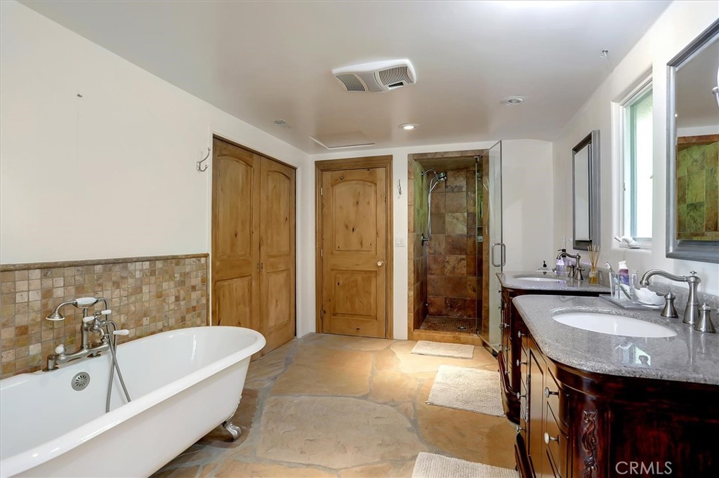 23130 Oxnard Street Property Photo 18