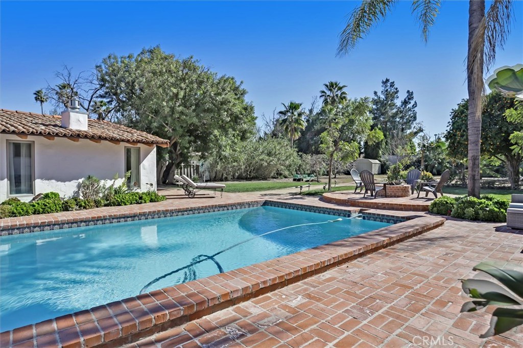 23130 Oxnard Street Property Photo 24