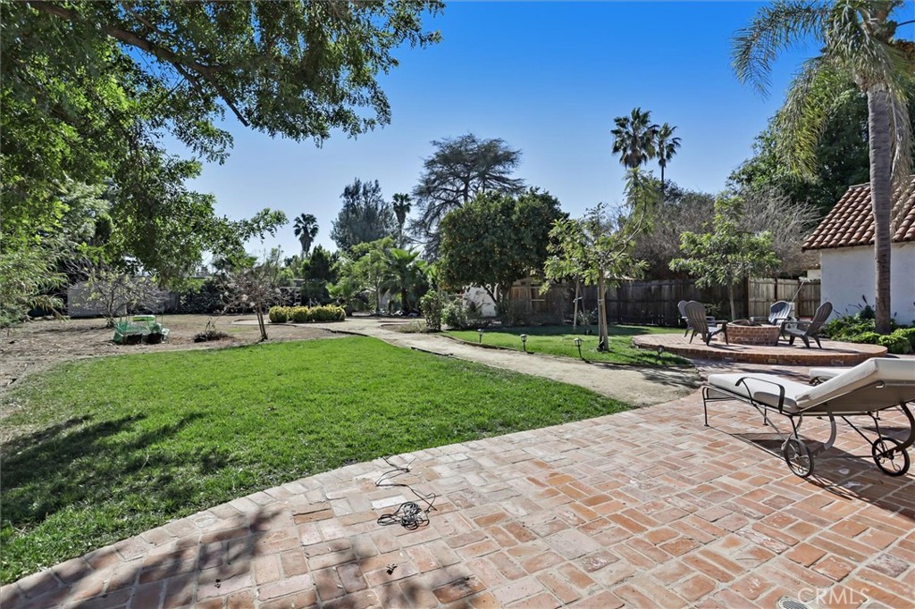 23130 Oxnard Street Property Photo 28