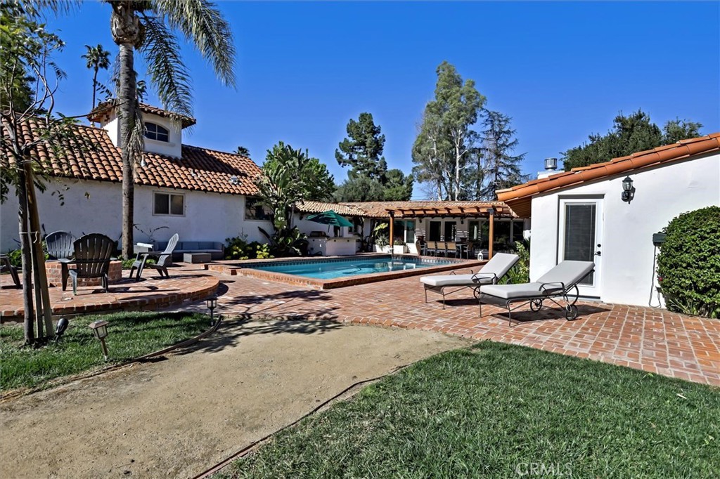 23130 Oxnard Street Property Photo 30