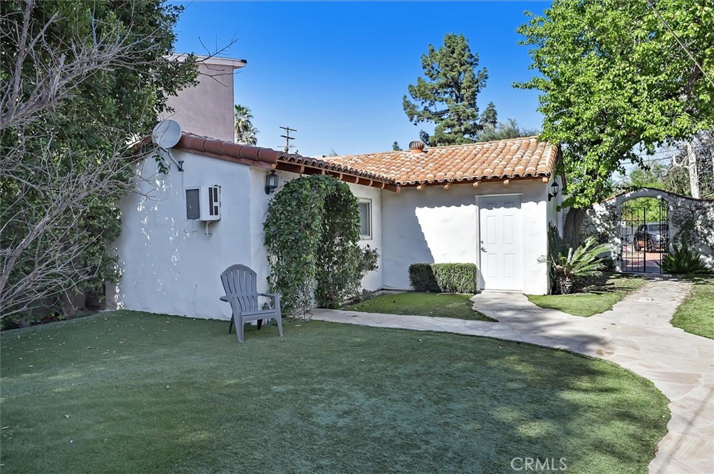 23130 Oxnard Street Property Photo 33