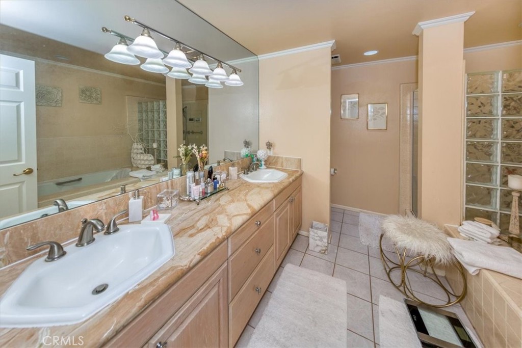 5339 Lindley Unit 207 Property Photo 8