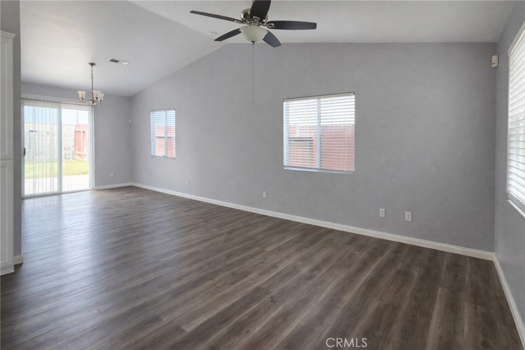 7507 Cross Glade Property Photo 3