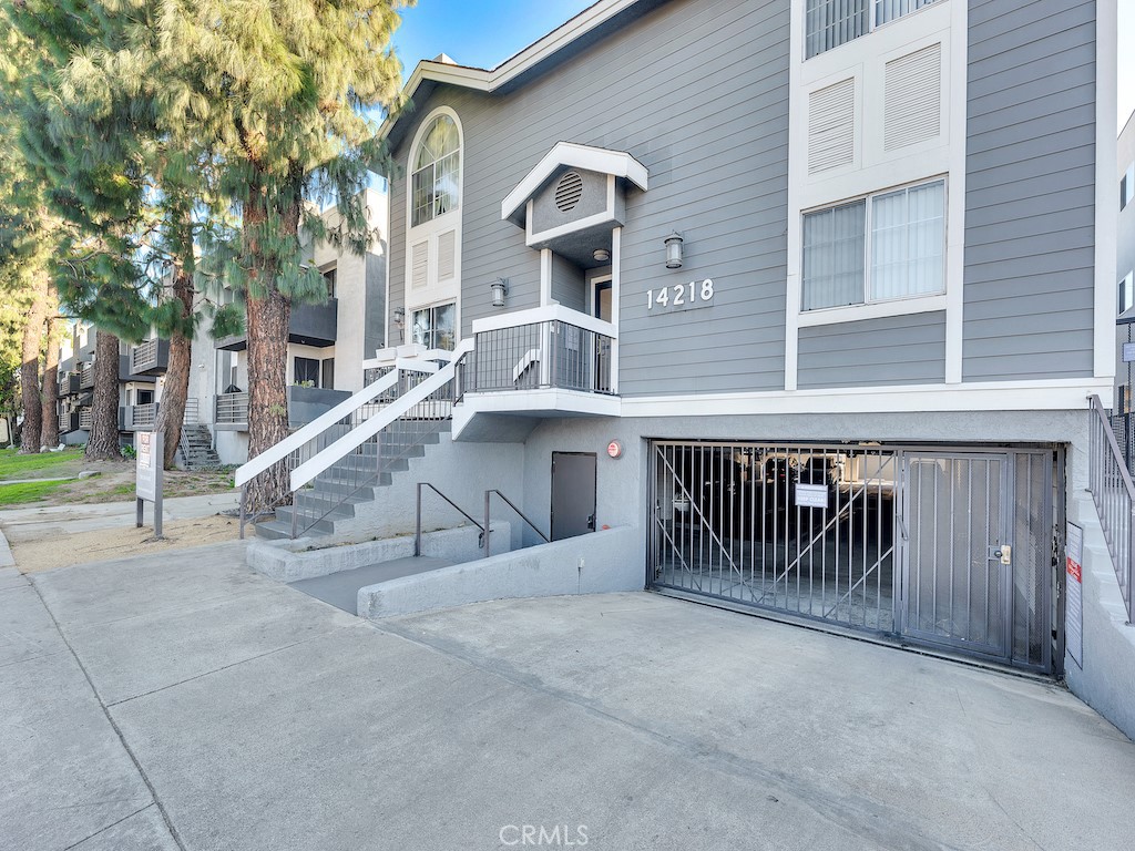 14218 Victory Boulevard Property Photo 1