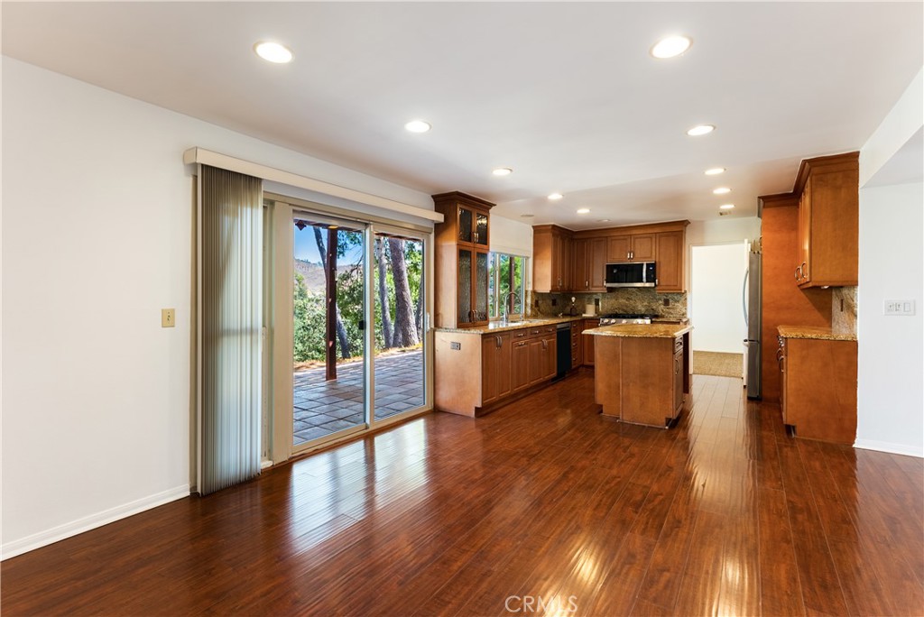 27601 Endeavor Street Property Photo 14