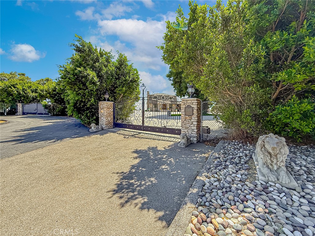 10200 Lilac Property Photo 2