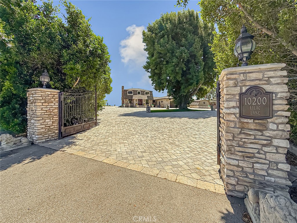 10200 Lilac Property Photo 3