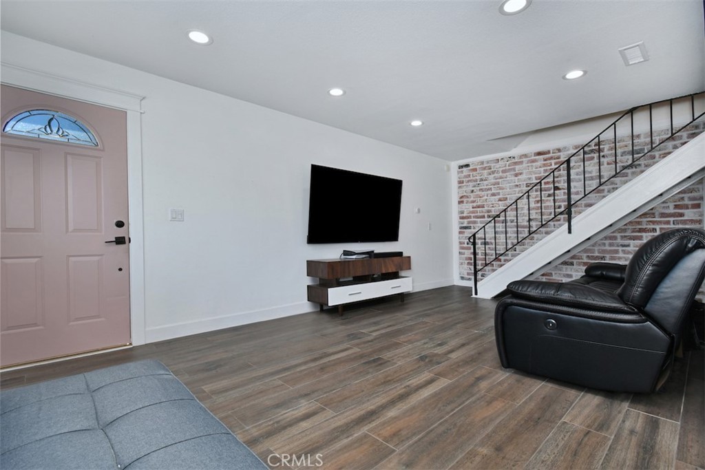 28159 Robin Ave Property Photo 5