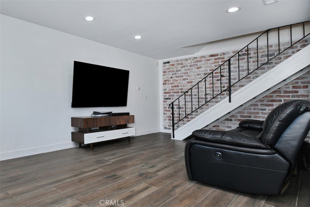 28159 Robin Ave Property Photo 6