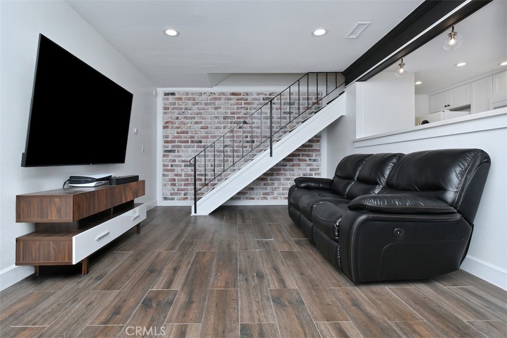 28159 Robin Ave Property Photo 8