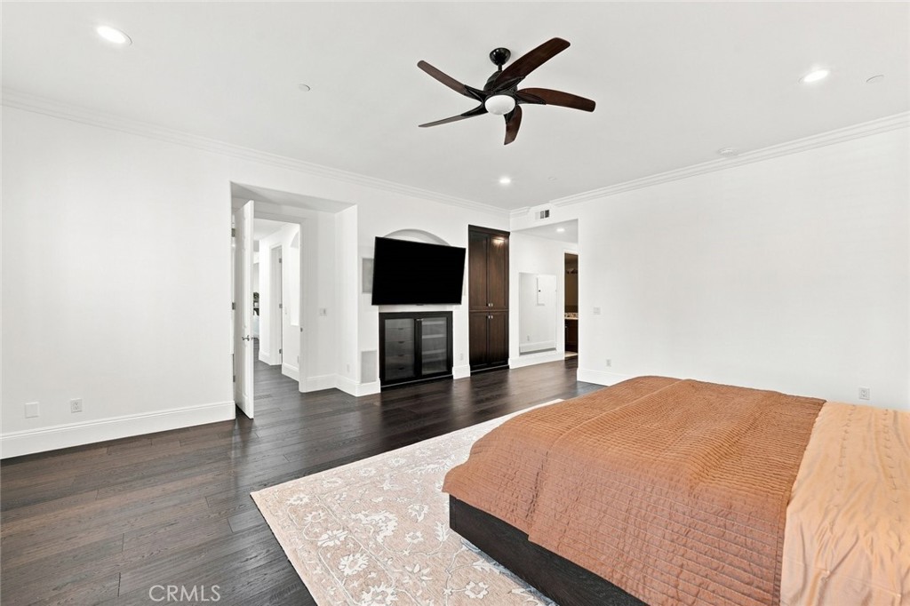 143 N Arnaz Drive 105 Property Photo 11