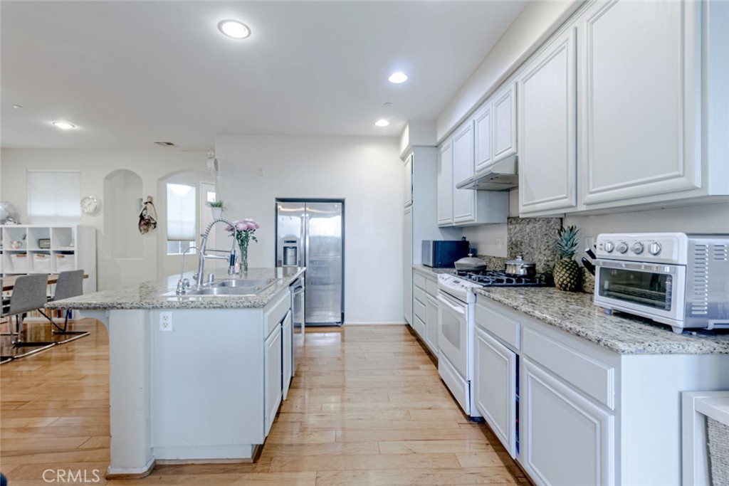25562 Huxley Property Photo 4