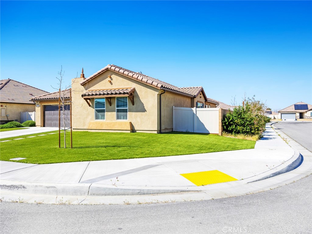 2113 E Donatello Street Property Photo 3