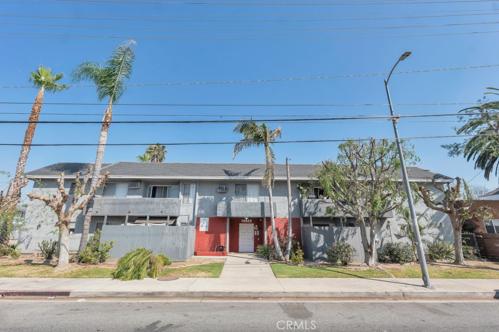 13825 Vanowen St Property Photo 15