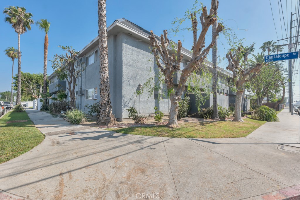 13825 Vanowen St Property Photo 17