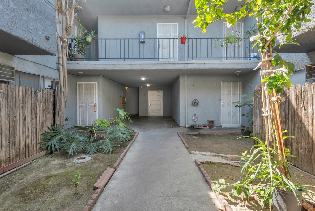 13825 Vanowen St Property Photo 26
