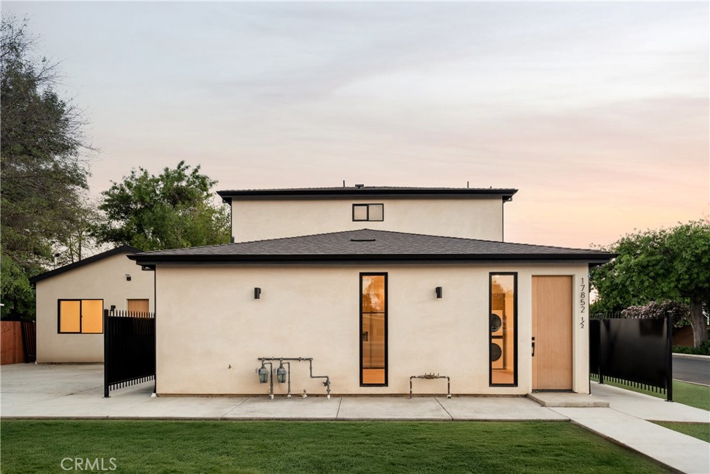 17852 Saticoy Street Property Photo 10