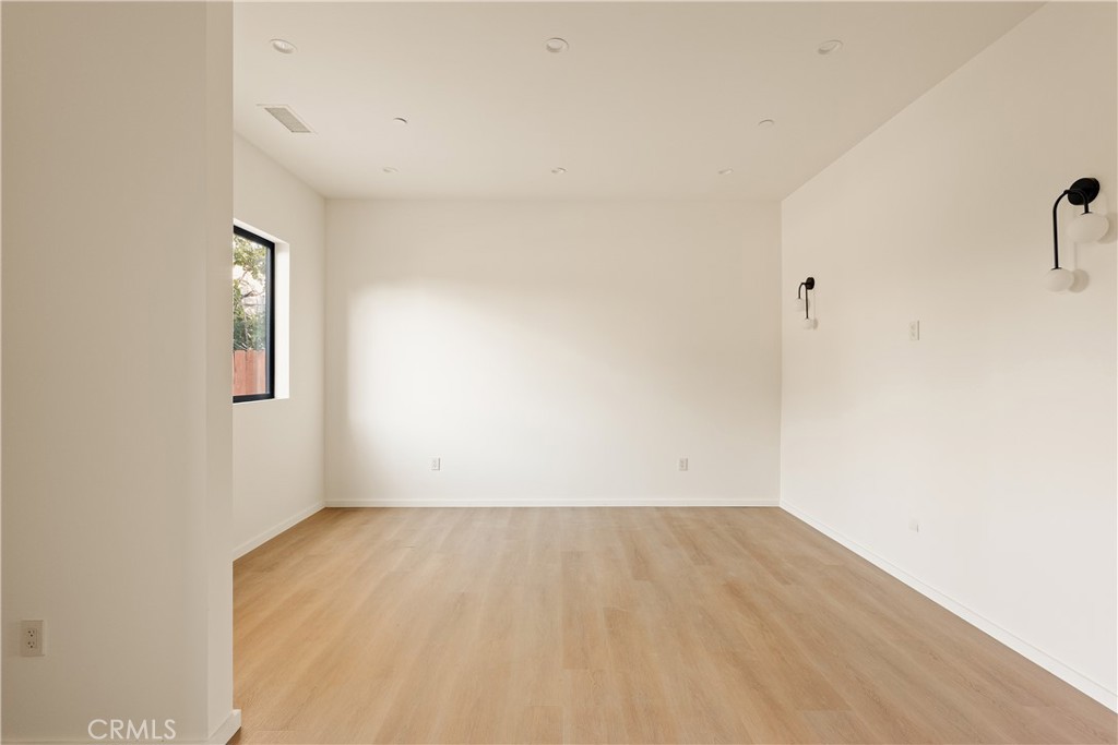 17852 Saticoy Street Property Photo 13
