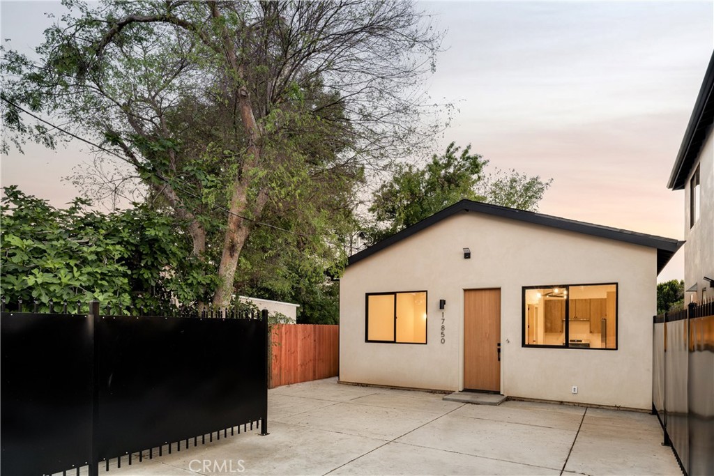 17852 Saticoy Street Property Photo 25