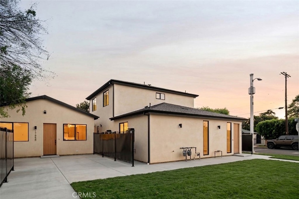 17852 Saticoy Street Property Photo 26