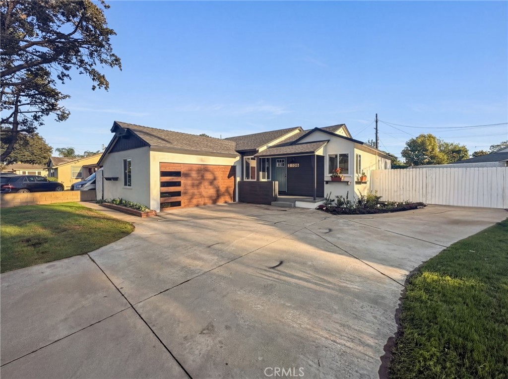 2106 W Cerritos Property Photo 1